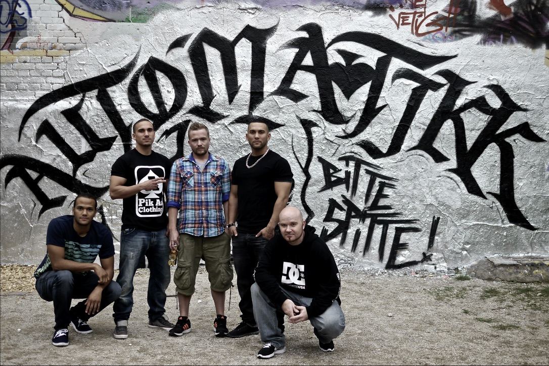 Daniel Robin mit Automatikk und Smoove vor der Automatikk-Graffitiwand