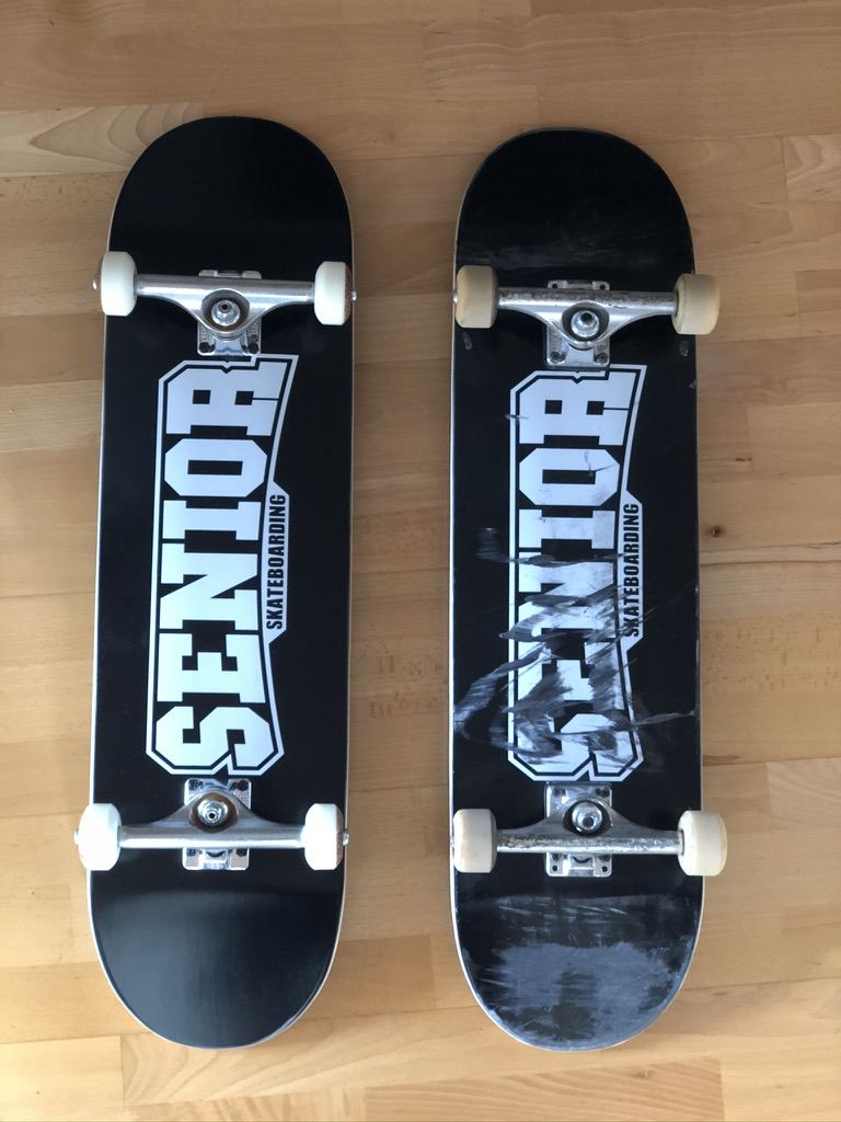 Zwei Senior-Skateboards, neu und gefahren