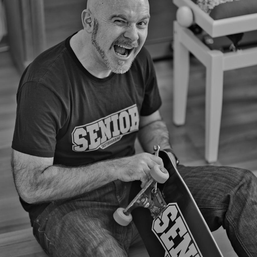 Daniel Robin lacht mit Senior-Board