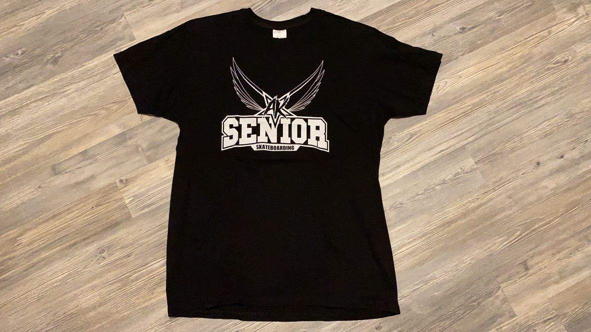 Schwarzes Senior-Shirt mit Flügel-Logo