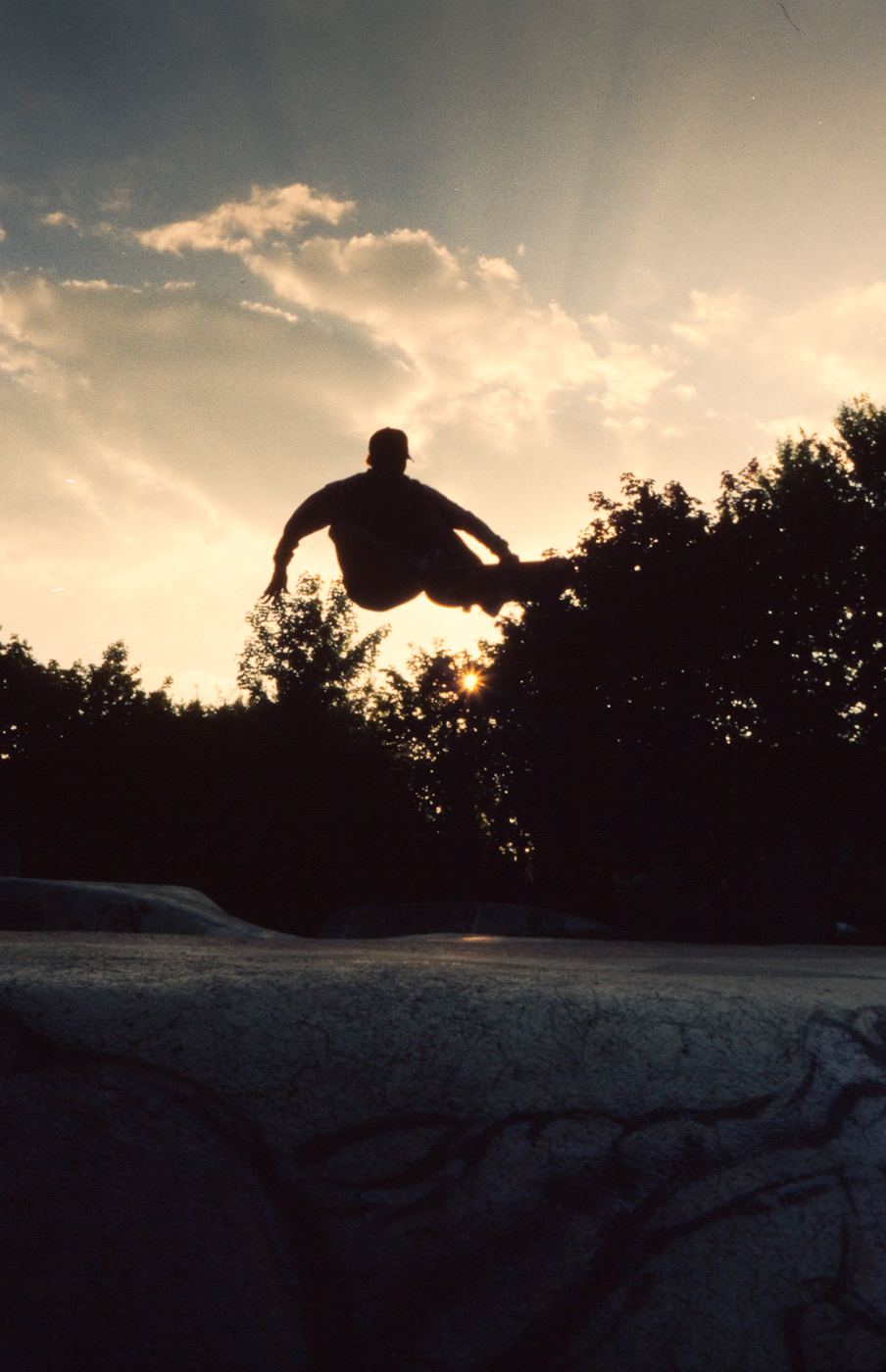 Silhouette im Air vor Sonnenuntergang
